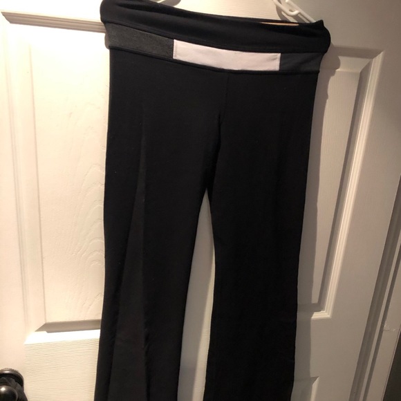 Size 6 lululemon pants - Picture 3 of 3